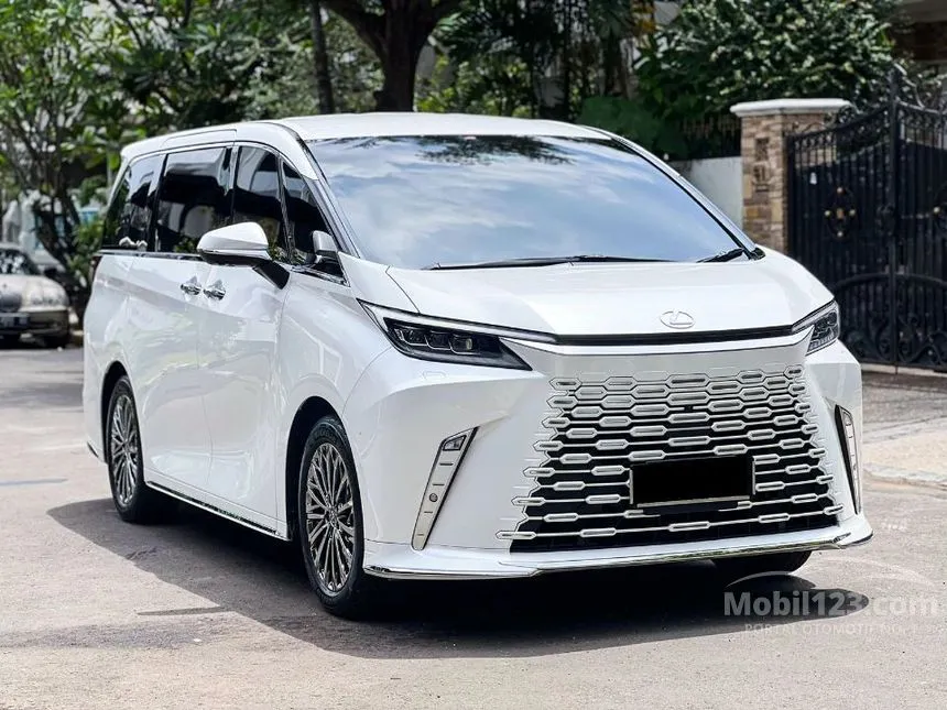 2023 Lexus LM 350h 7 Seater MPV