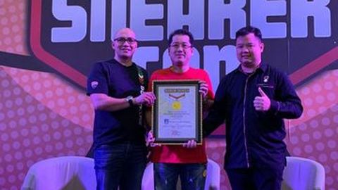 ACC Raih Rekor MURI via Jejali Toyota Yaris dengan 300-an Pasang Sneaker