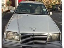 1995 Mercedes-Benz 220E 2.2 Masterpiece Sedan