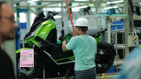Satu Motor Listrik Alva Dibuat Hanya dalam 3 Menit! Pabriknya di Cikarang