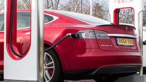 Detik-Detik Tesla Seruduk Honda Civic di Kecepatan 218 km/jam