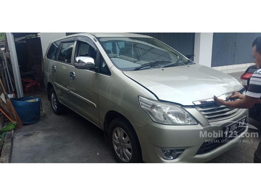 Download Gambar Mobil Kijang Innova Type E 2012