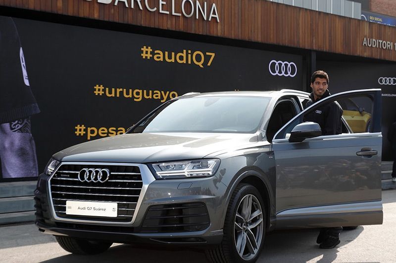 Pemain dan Pelatih FC Barcelona Bawa Pulang Audi 7