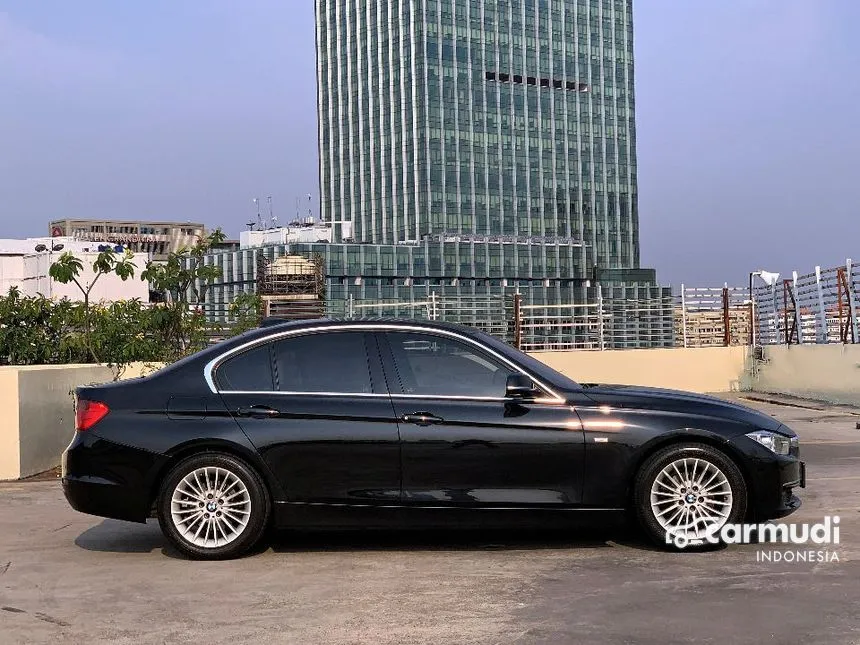 2013 BMW 320i Luxury Sedan