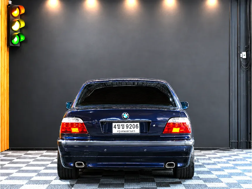 2000 BMW 730i Sedan
