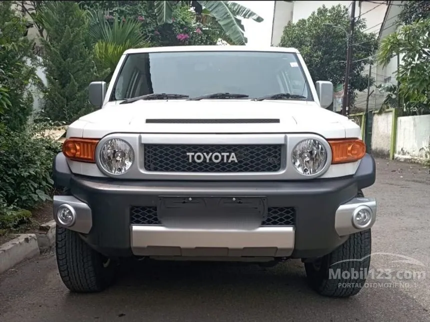 Jual Mobil Toyota FJ Cruiser 2023 4.0 di DKI Jakarta Automatic SUV Putih Rp 2.050.000.000