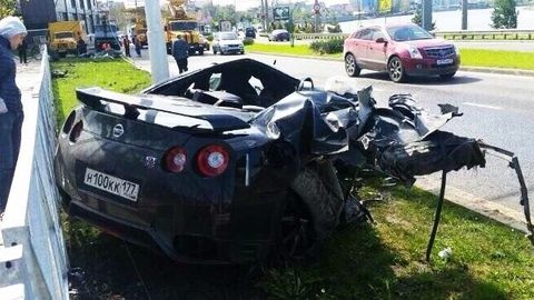 VIDEO: Nissan GT-R's 170km/h Impact With Concrete Poll Leaves Driver Unscathed