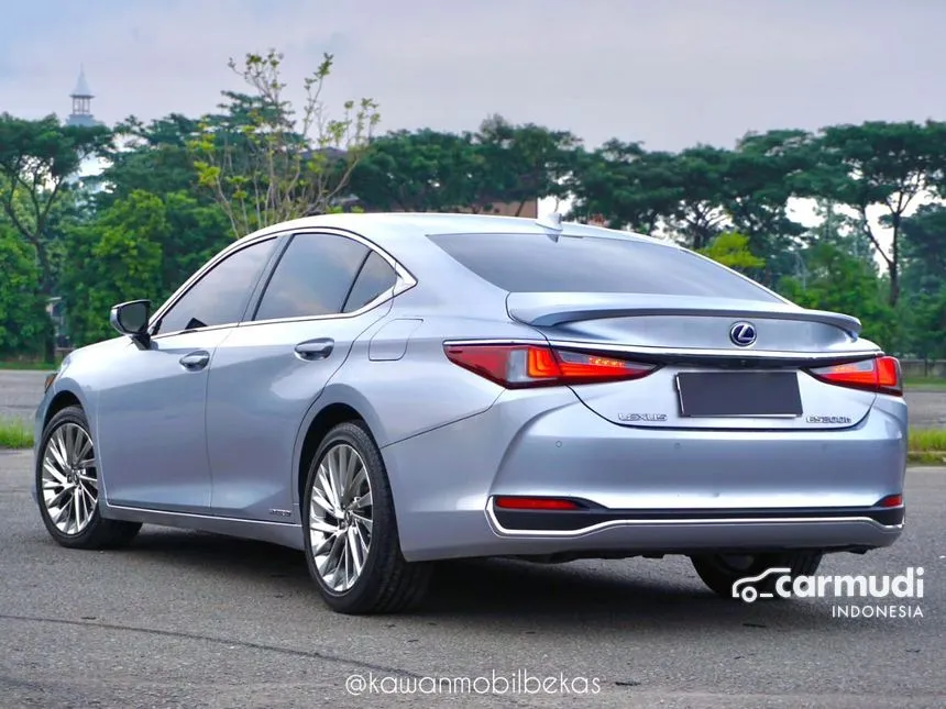 2022 Lexus ES 300h Ultra Luxury Sedan