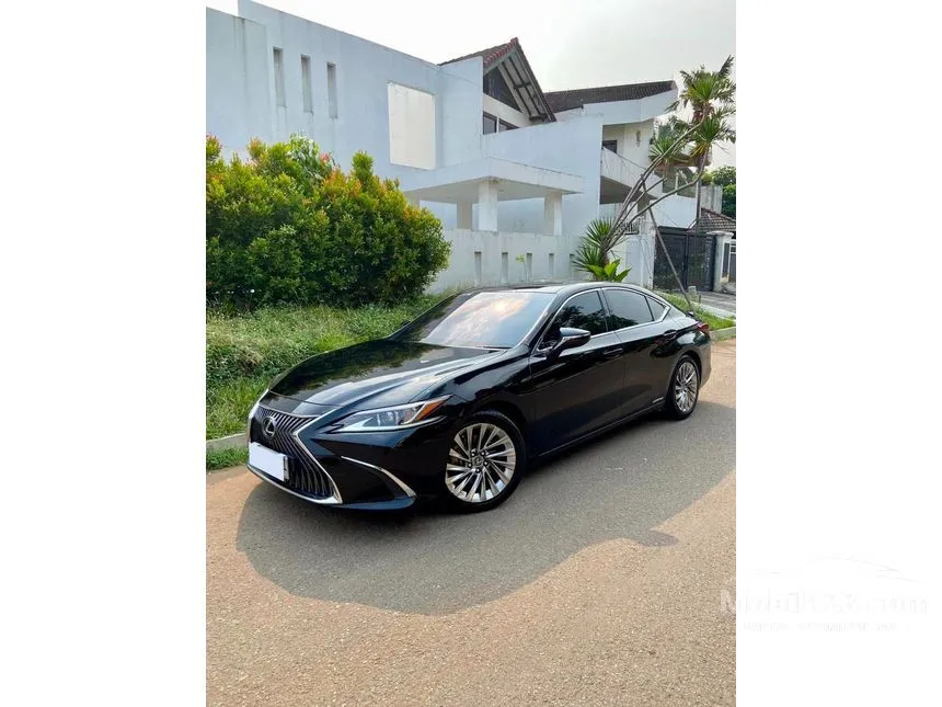 2019 Lexus ES 300h Ultra Luxury Sedan