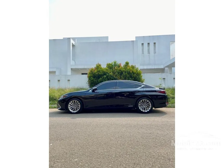 2019 Lexus ES 300h Ultra Luxury Sedan