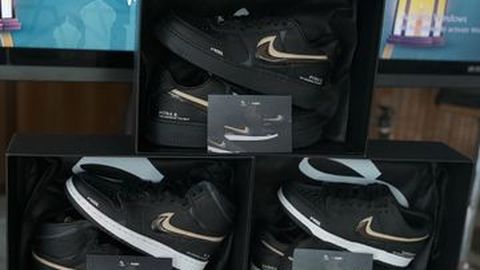 V-Kool dan Mr. Simply Rilis Sepatu Custom Edisi Terbatas untuk Rayakan Ulang Tahun