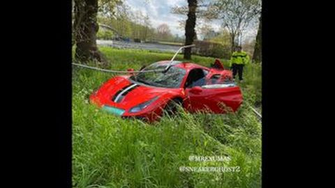 Tak Ahli Nyetir Supercar, Orang Ini Tabrakkan Ferrari 488 Pista Usai Beli