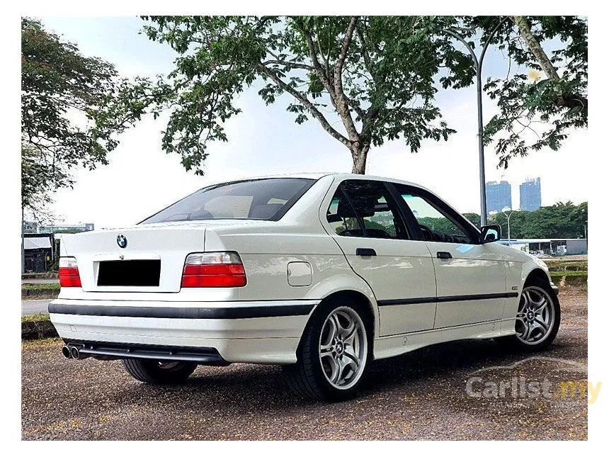 1999 BMW 318i Sedan