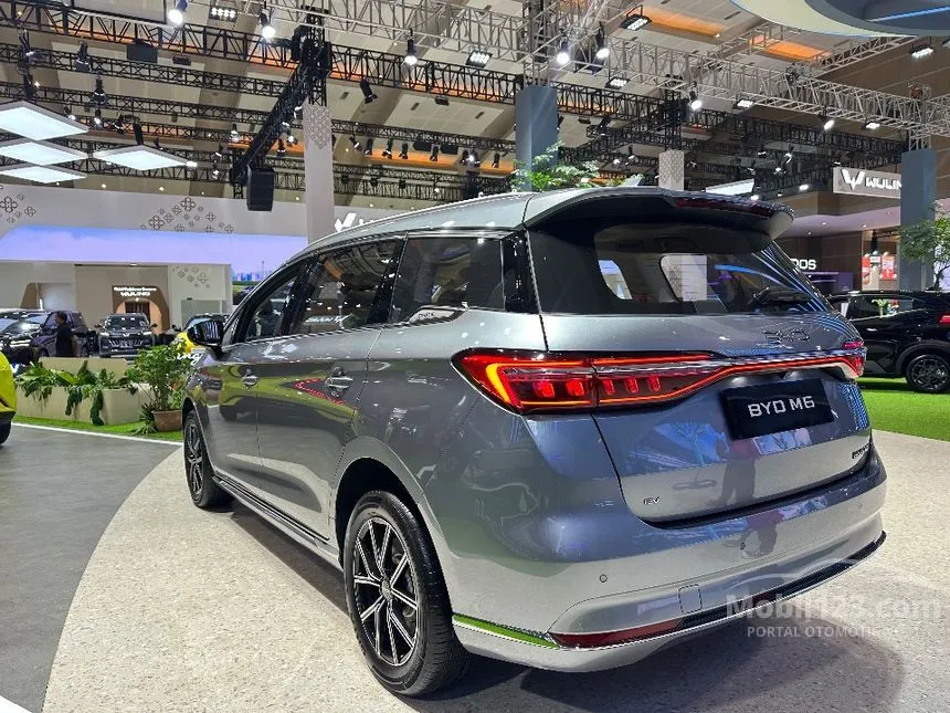 2025 BYD M6 Superior Captain 6 Seater MPV