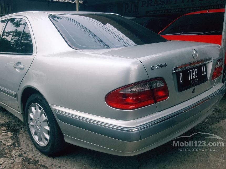 2001 Mercedes-Benz E260 Classic Sedan