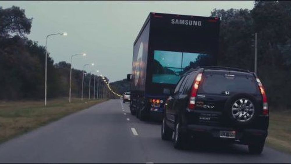 เจ๋งไปเลย Samsung ส่งโฆษณาโชว์รถสิบล้อสำหรับการเร่งแซง - ข่าวในวงการ