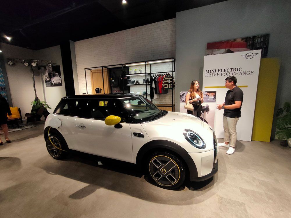 Ternyata, Cukup Banyak Orang Kaya yang Beli Mobil Listrik MINI E