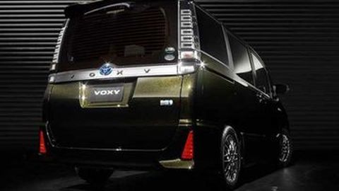 Booking Fee Toyota Voxy Rp 10 Jutaan