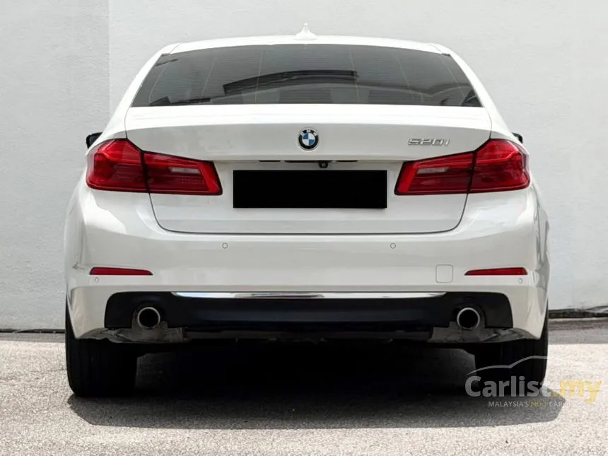 2019 BMW 520i Luxury Sedan