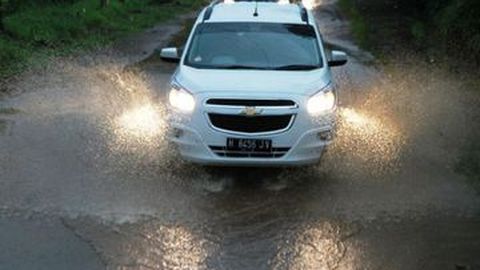Tak Nyalakan Lampu Saat Hujan Lebat, Bisa Kena Tilang Ratusan Ribu