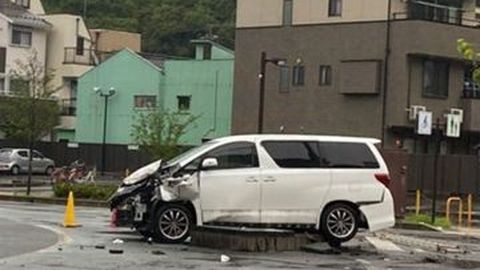 Kecelakaan Aneh, Toyota Alphard ini Tiba-Tiba Meledak dan Terlontar ke Udara