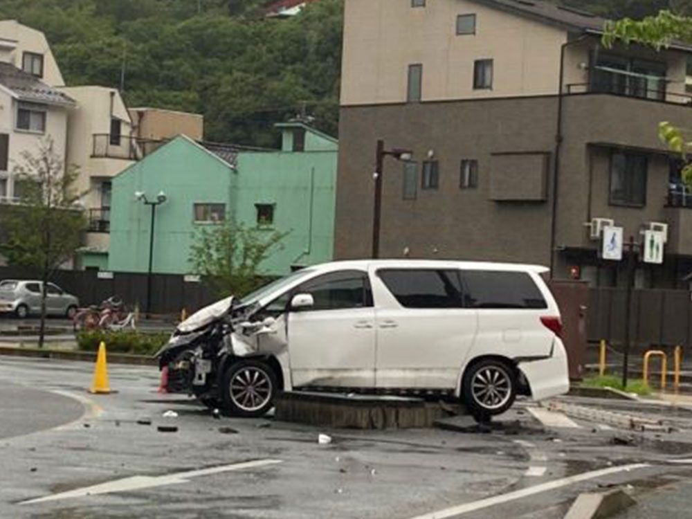 Kecelakaan Aneh, Toyota Alphard ini Tiba-Tiba Meledak dan Terlontar ke Udara