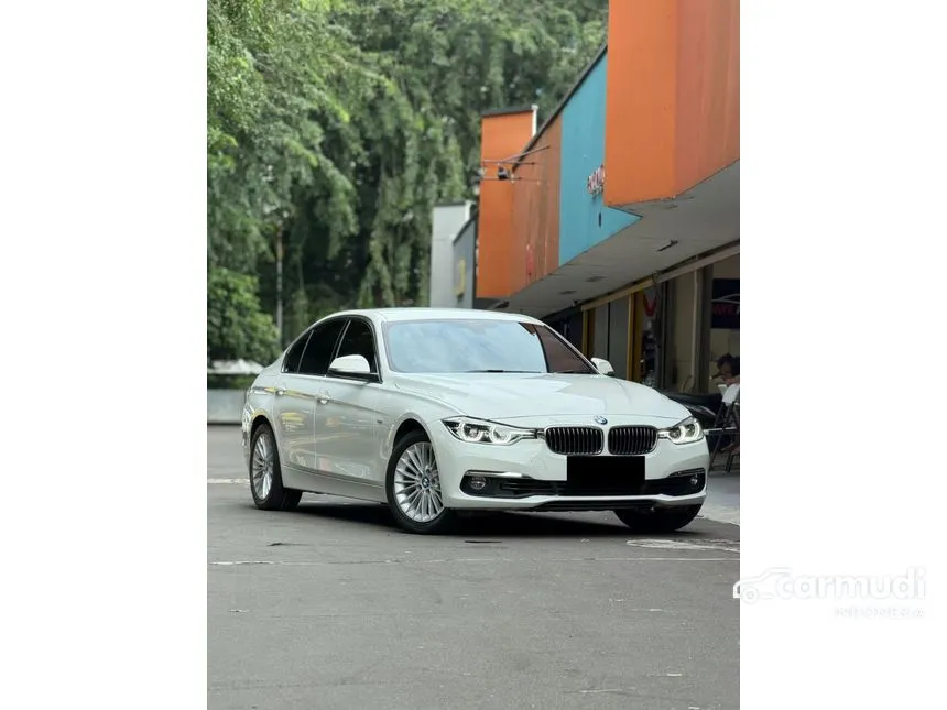 2018 BMW 320i Luxury Sedan