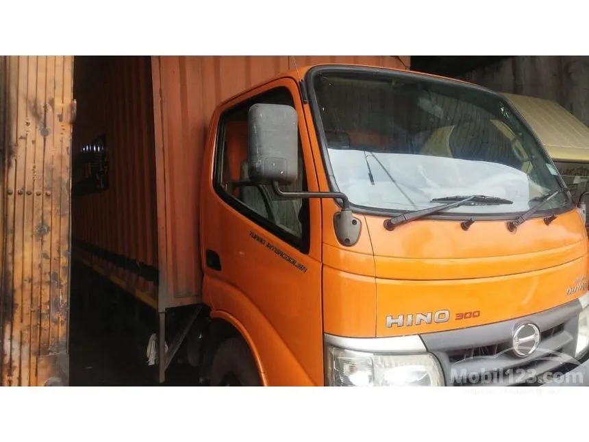 2016 Hino Dutro 4.0  Trucks