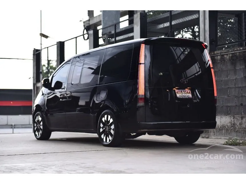 2023 Hyundai Staria Premium with sunroof Van