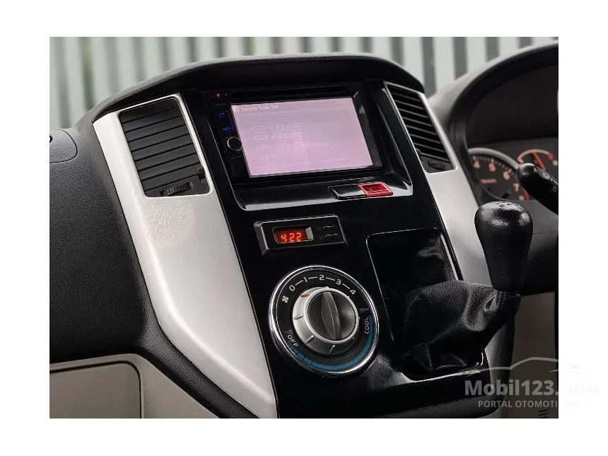 2017 Daihatsu Luxio X MPV