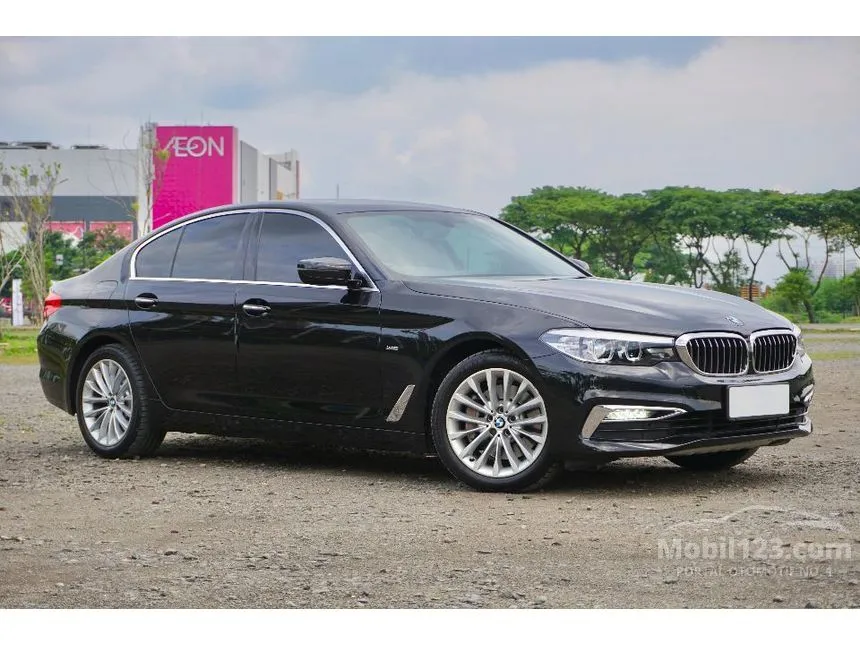 2018 BMW 530i Luxury Sedan