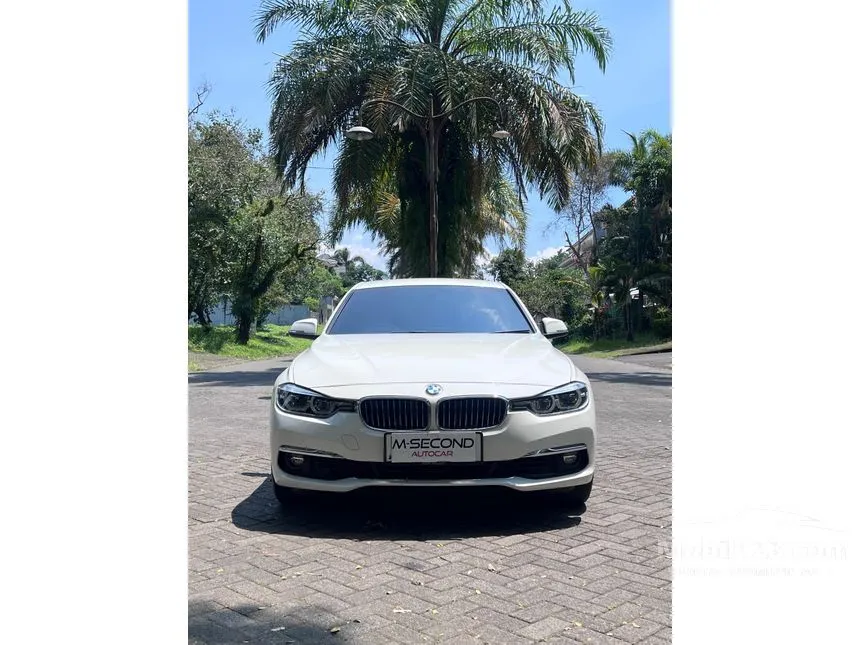 2018 BMW 320i Luxury Sedan