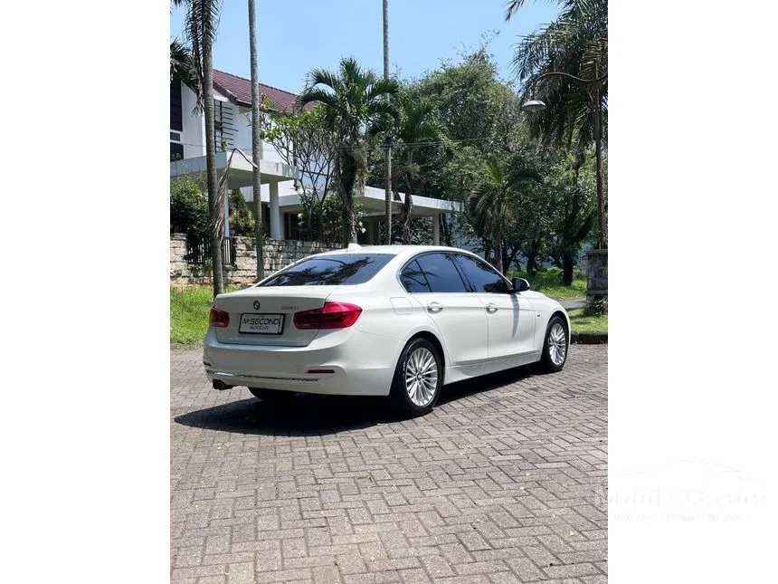 2018 BMW 320i Luxury Sedan