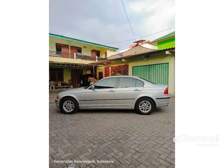 2000 BMW 323i Sedan