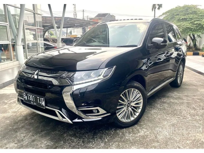 Jual Mobil Mitsubishi Outlander 2019 PHEV 2.4 di Jawa Barat Automatic Wagon Hitam Rp 460.000.000