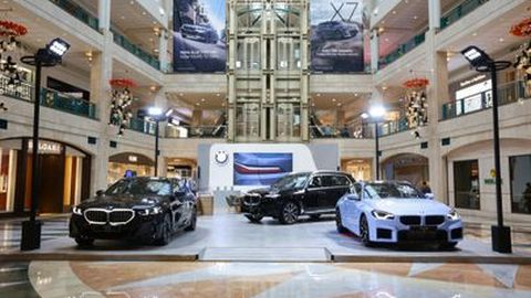 BMW Group Indonesia Pamerkan 5 Mobil Terbaru di Plaza Senayan, Tegaskan Dominasi di Segmen Premium