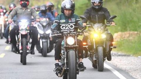 Aksi Jokowi-Sandiaga Uno Naik Motor Saat Kunjungan Kerja di Sumut