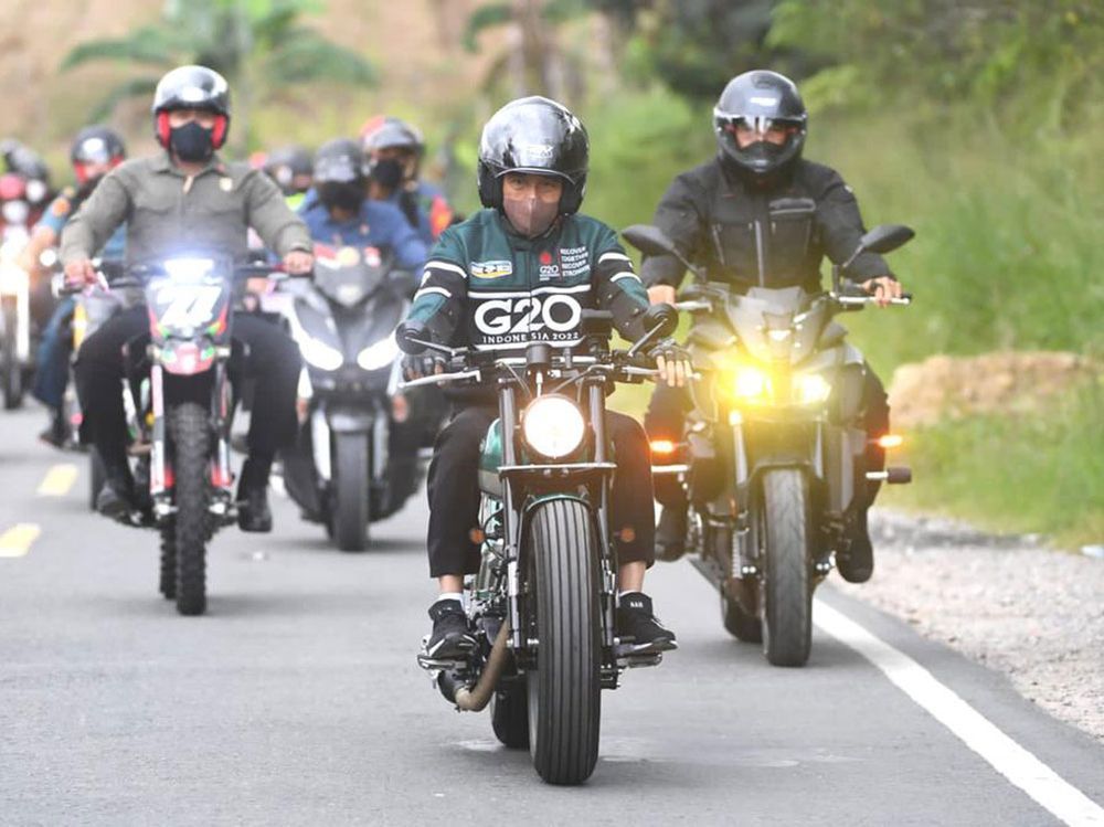 Aksi Jokowi-Sandiaga Uno Naik Motor Saat Kunjungan Kerja di Sumut