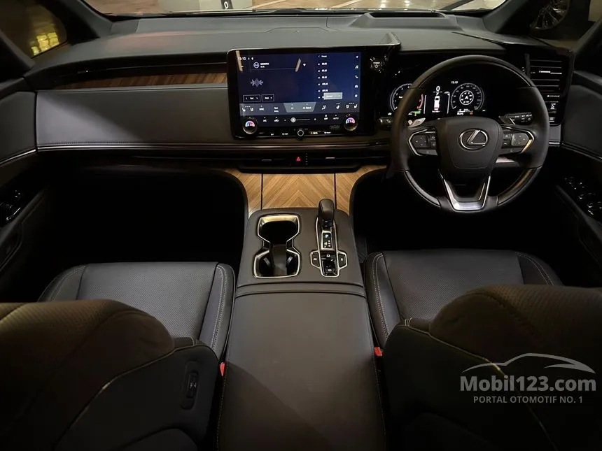 2025 Lexus LM 350 7 Seater MPV