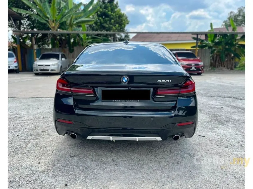 2019 BMW 520i Luxury Sedan
