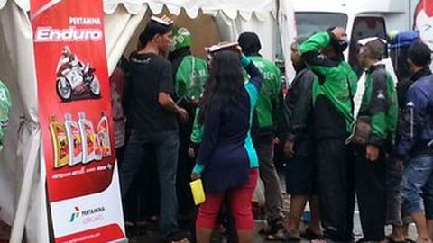 Di Tengah Hujan Deras, Paket Ketupat Enduro Diserbu Bikers