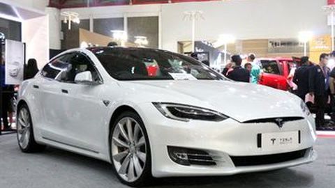 Duet Tesla Model S P100D dan Koenigsegg CCX Ramaikan IIMS 2017