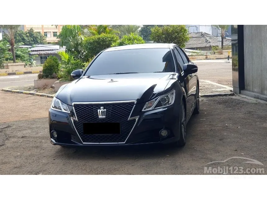2013 Toyota Crown Sedan