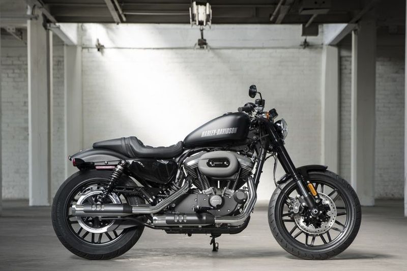 Harley-Davidson Roadster Dark Custom Menyatukan Pengendara dengan Jalan