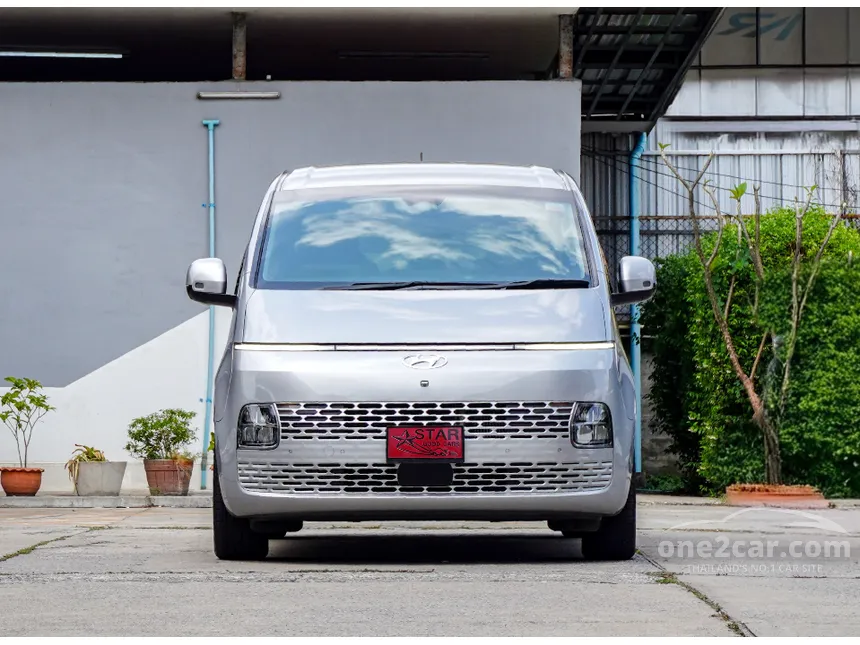 2022 Hyundai Staria SEL Van