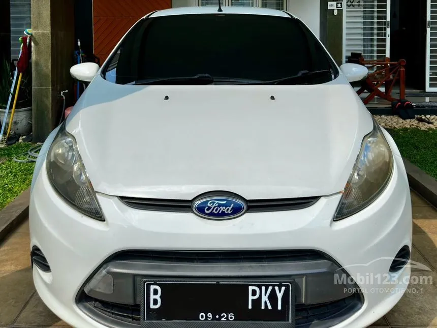Jual Mobil Ford Fiesta 2011 Trend 1.4 di Jawa Barat Automatic Hatchback Putih Rp 85.000.000