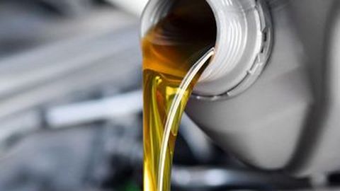 Perbedaan Oli Sintetik & Mineral, Mana yang Mobil Anda Sebaiknya Pakai?