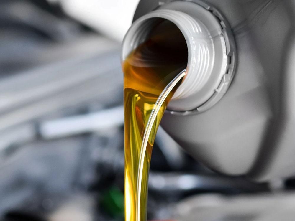 Perbedaan Oli Sintetik & Mineral, Mana yang Mobil Anda Sebaiknya Pakai?