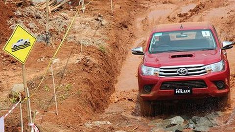 Ini Target Penjualan Toyota Hilux 2016