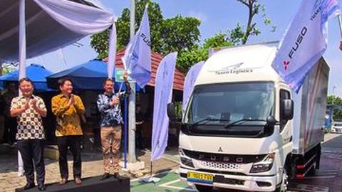 Mitsubishi Fuso Serahkan Truk Listrik eCanter ke Konsumen Pertama di Indonesia